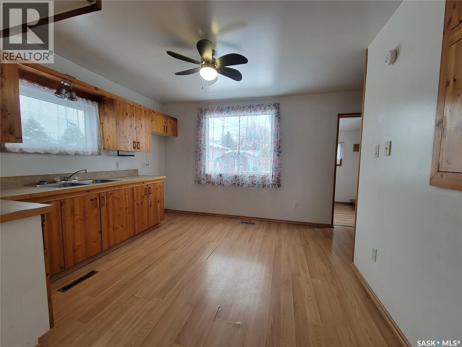 1262 109Th Street, Battleford, SK - Indoor Photo Showing Kitchen With Double Sink