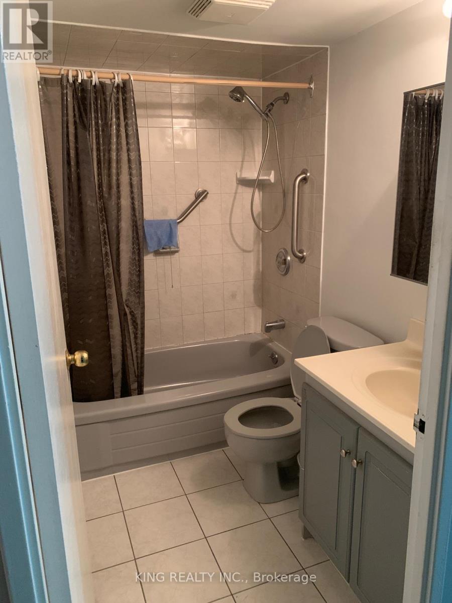 812 - 25 Sunrise Avenue, Toronto, ON - Indoor Photo Showing Bathroom