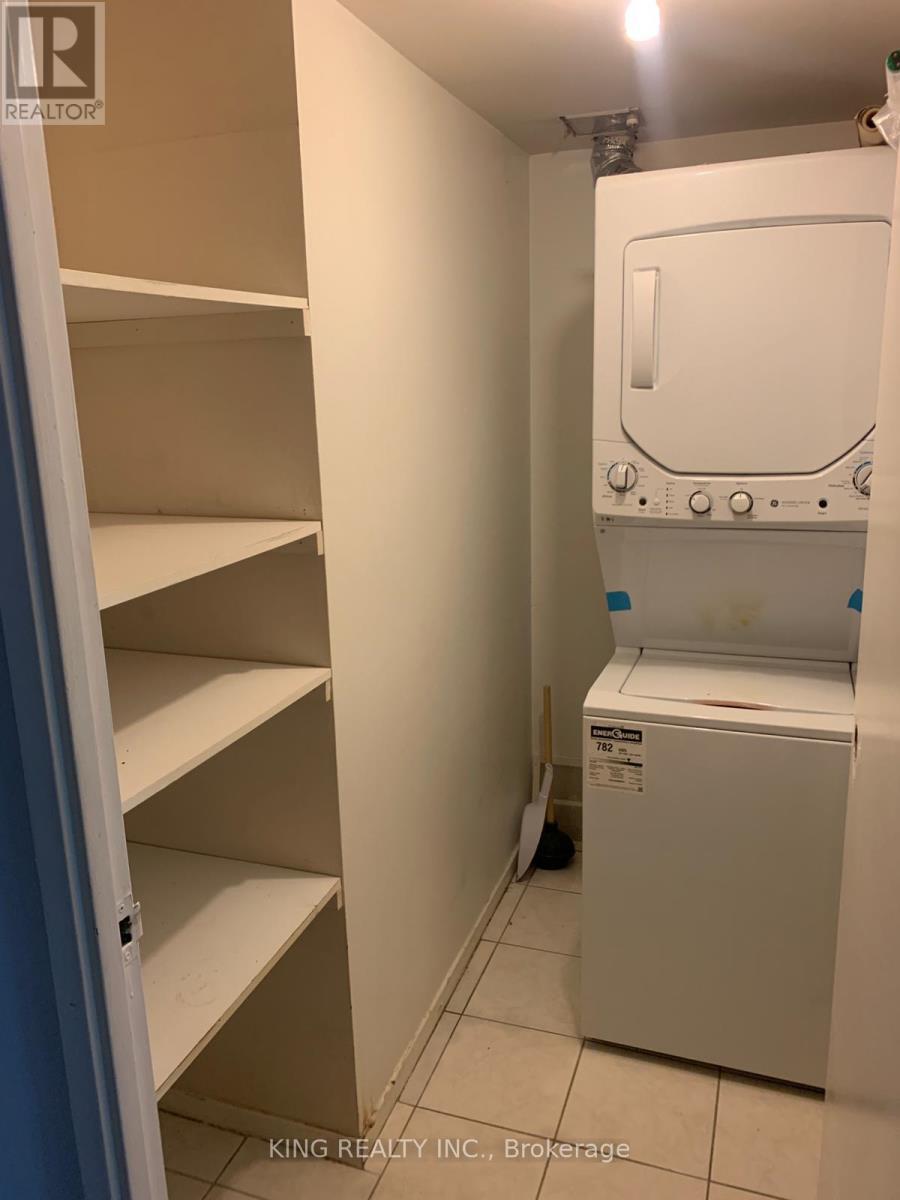 812 - 25 Sunrise Avenue, Toronto, ON - Indoor Photo Showing Laundry Room