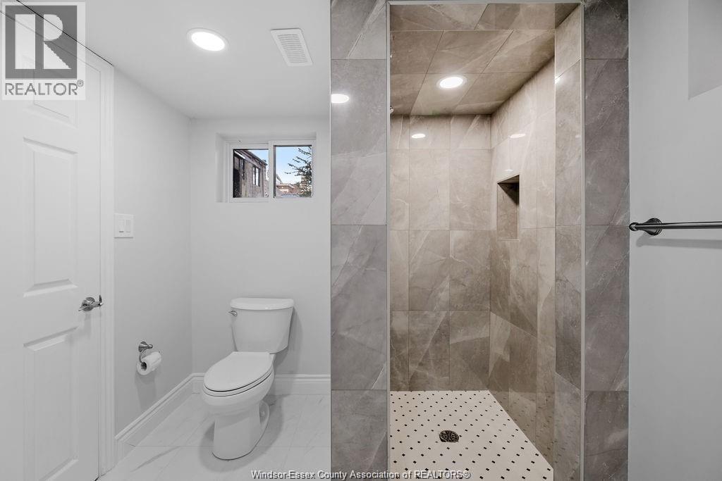 1226 Dufferin Unit# Lower, Windsor, ON - Indoor Photo Showing Bathroom