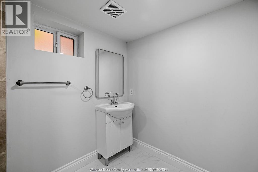 1226 Dufferin Unit# Lower, Windsor, ON - Indoor Photo Showing Bathroom