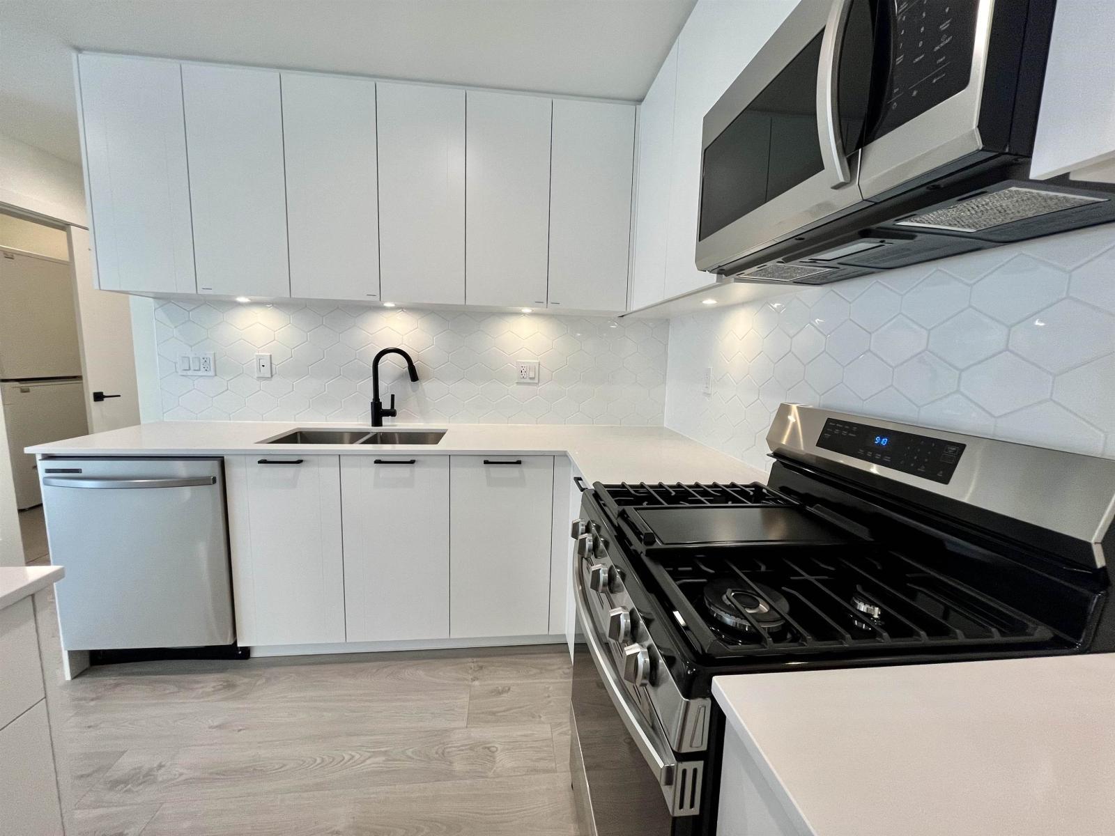 216 8379 201 Street, Langley, BC - Indoor Photo Showing Kitchen With Double Sink With Upgraded Kitchen