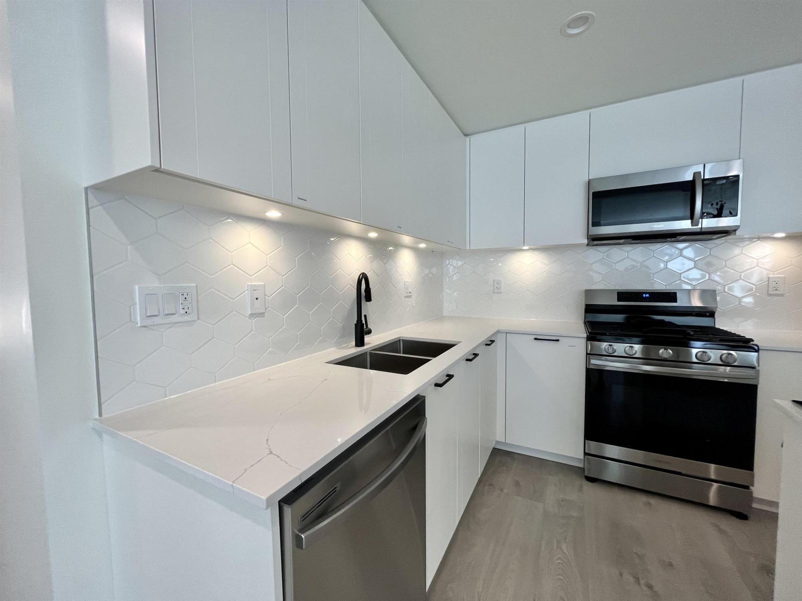 216 8379 201 Street, Langley, BC - Indoor Photo Showing Kitchen With Double Sink With Upgraded Kitchen