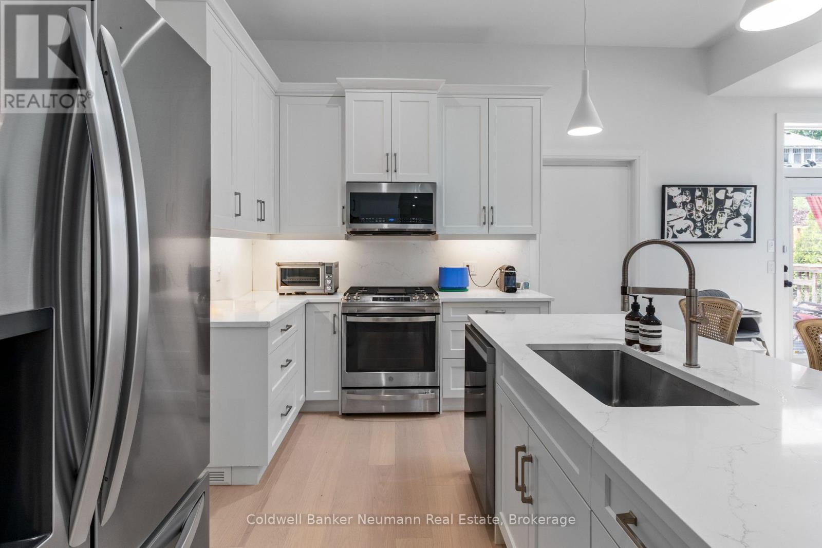 41 Liverpool Street, Guelph (Downtown), ON - Indoor Photo Showing Kitchen With Upgraded Kitchen