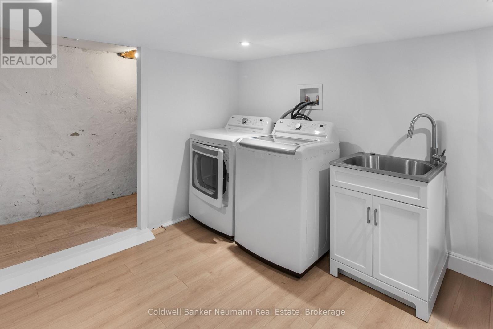 41 Liverpool Street, Guelph (Downtown), ON - Indoor Photo Showing Laundry Room