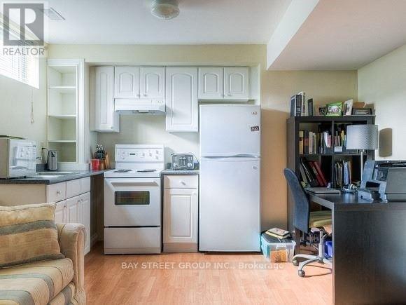 15 Kathrose Drive, Toronto, ON - Indoor Photo Showing Kitchen