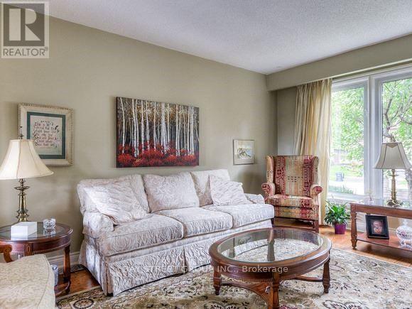 15 Kathrose Drive, Toronto, ON - Indoor Photo Showing Living Room