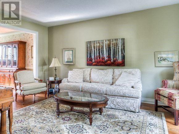 15 Kathrose Drive, Toronto, ON - Indoor Photo Showing Living Room