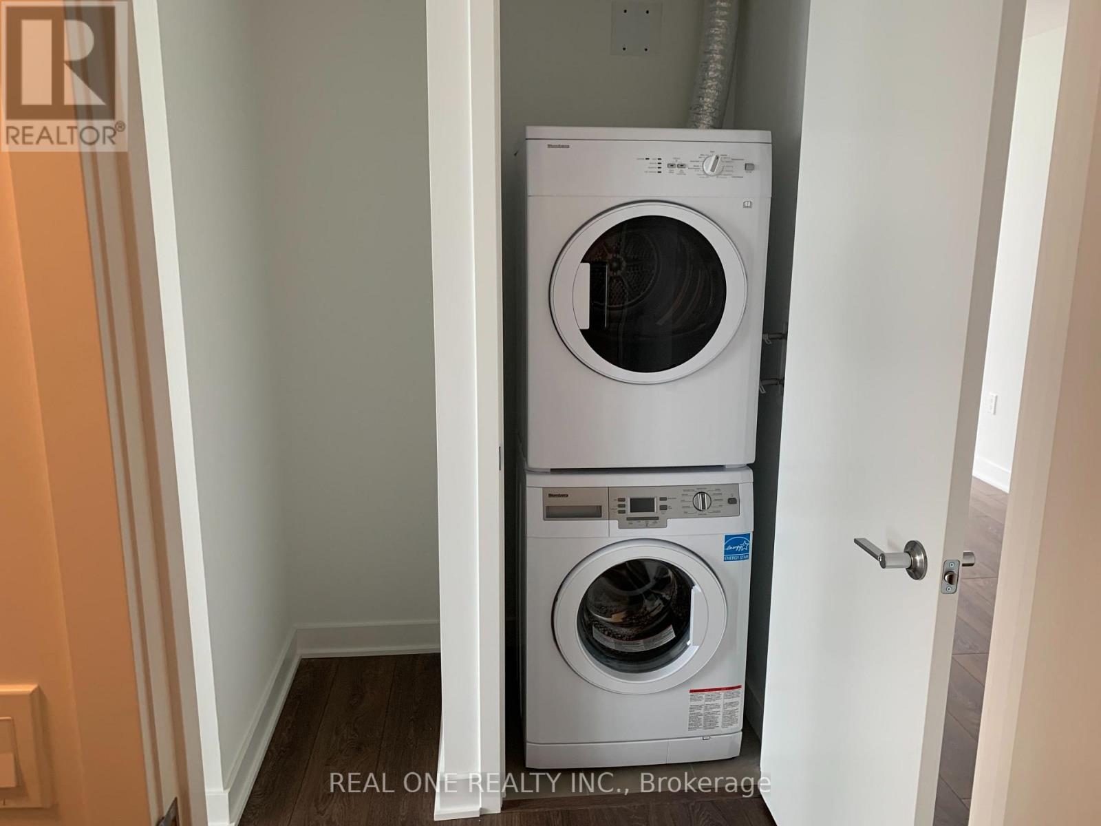 2905 - 125 Blue Jays Way, Toronto, ON - Indoor Photo Showing Laundry Room