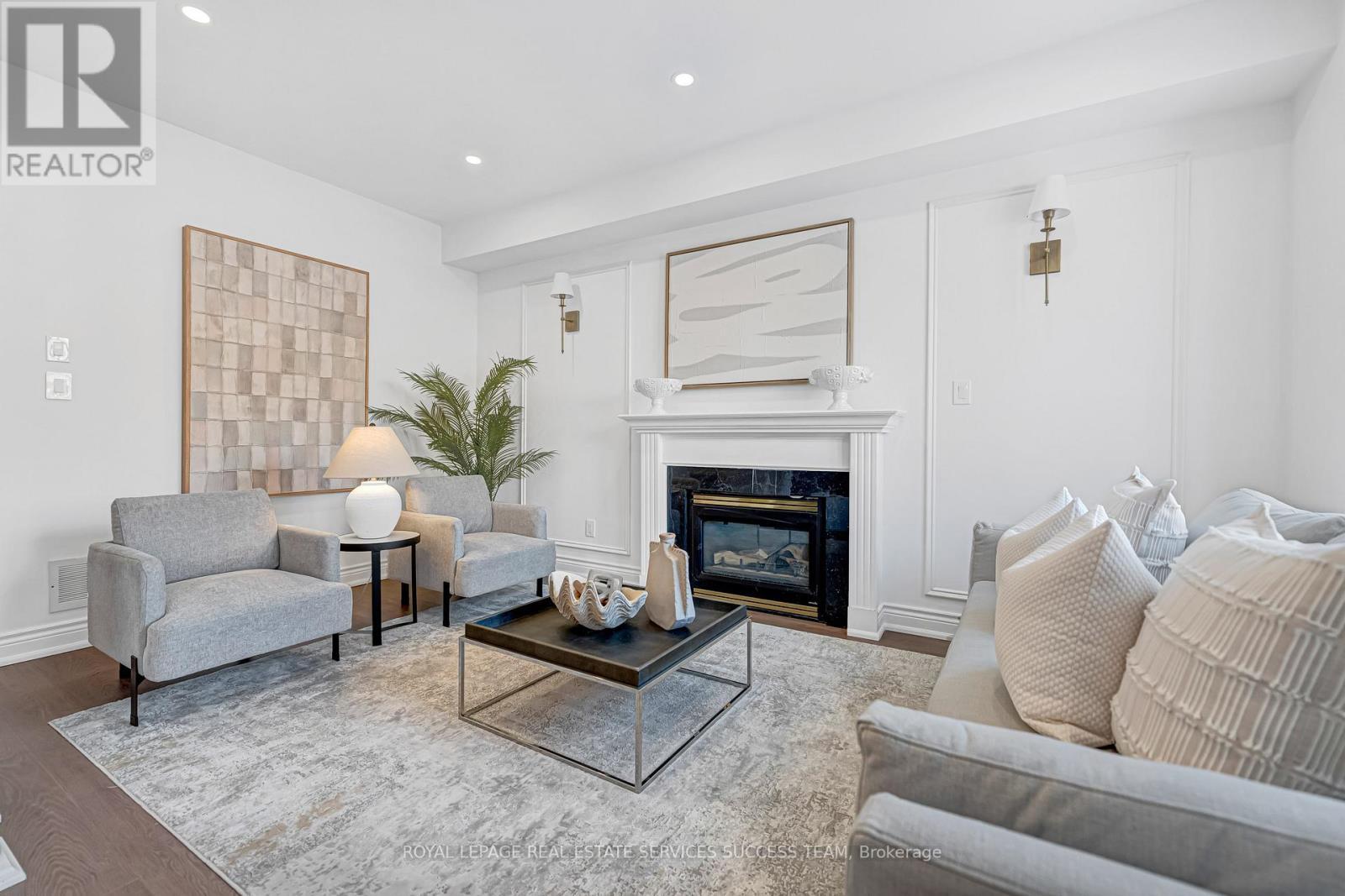 681 Bristol Road W, Mississauga, ON - Indoor Photo Showing Living Room With Fireplace