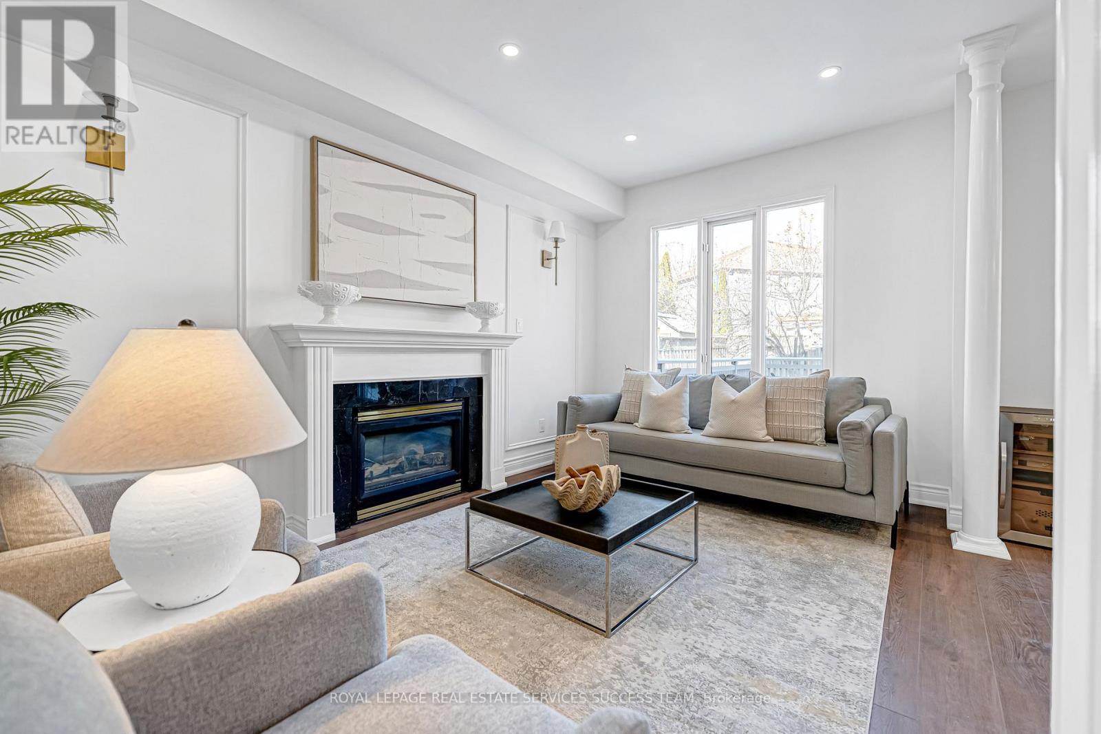 681 Bristol Road W, Mississauga, ON - Indoor Photo Showing Living Room With Fireplace