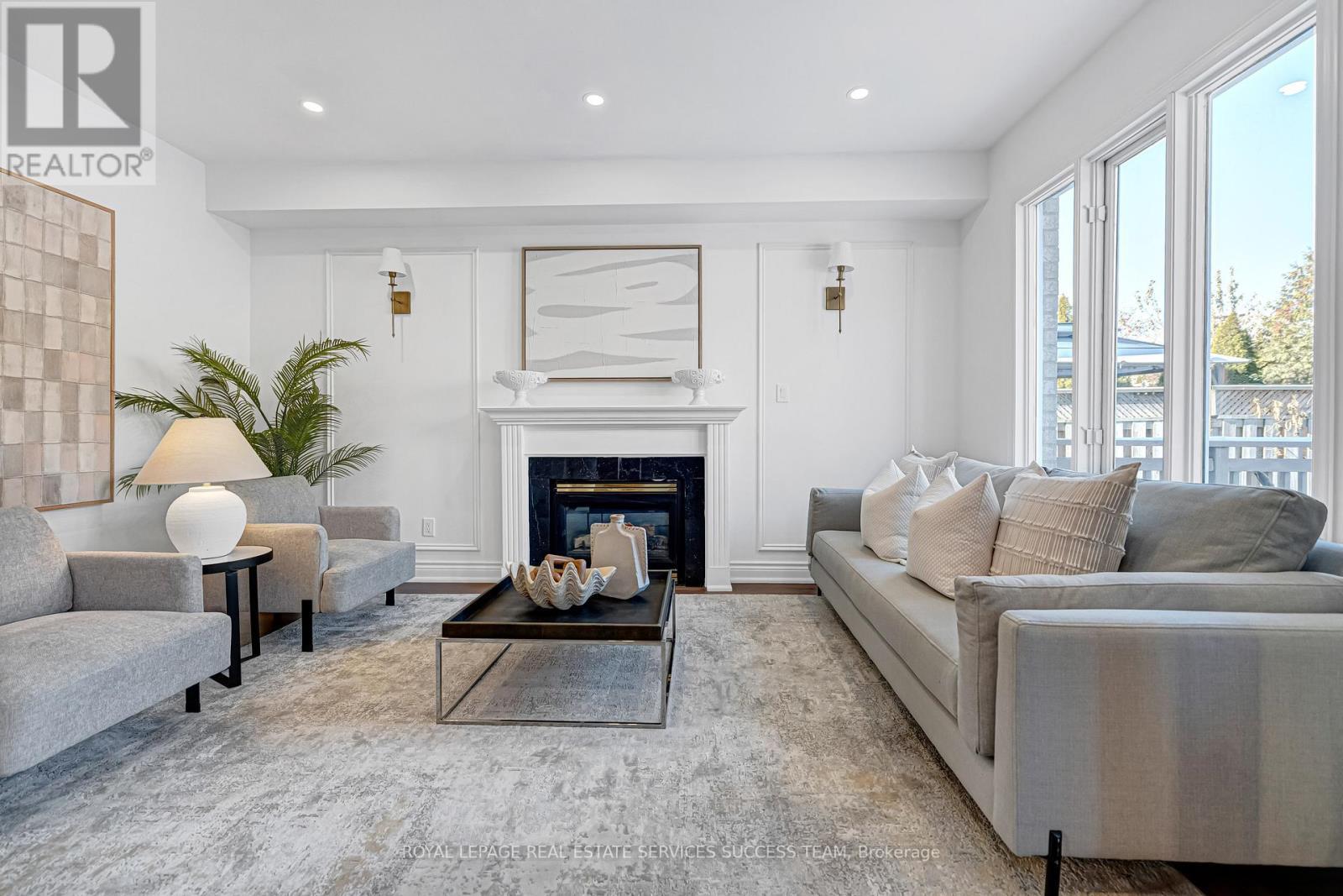 681 Bristol Road W, Mississauga, ON - Indoor Photo Showing Living Room With Fireplace