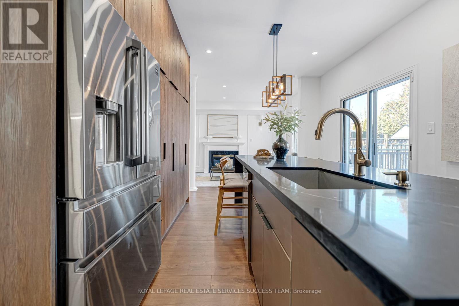 681 Bristol Road W, Mississauga, ON - Indoor Photo Showing Kitchen With Upgraded Kitchen