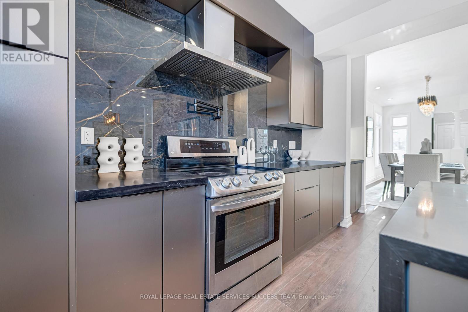 681 Bristol Road W, Mississauga, ON - Indoor Photo Showing Kitchen