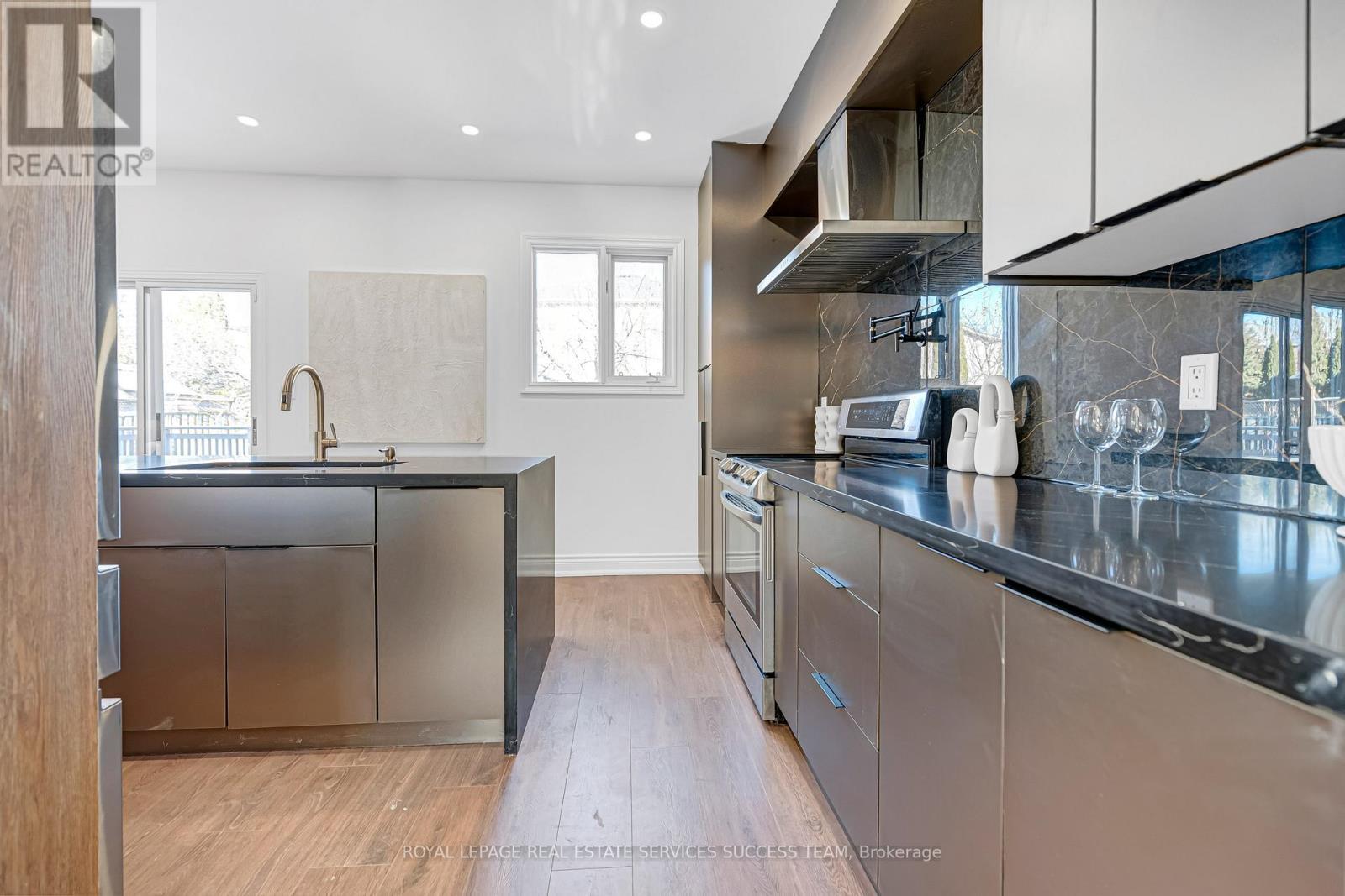 681 Bristol Road W, Mississauga, ON - Indoor Photo Showing Kitchen