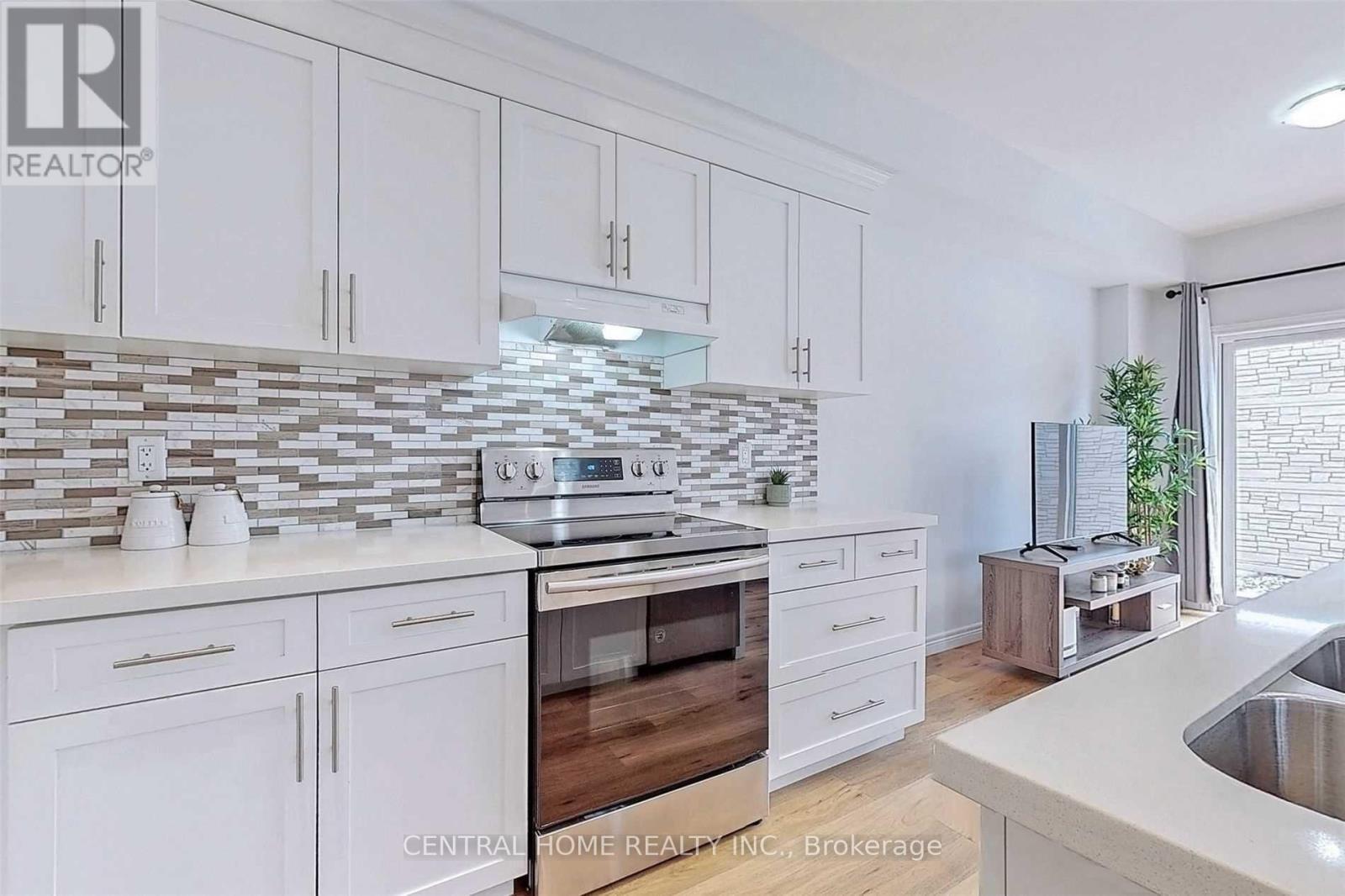 98 Shoreview Place, Hamilton, ON - Indoor Photo Showing Kitchen With Upgraded Kitchen