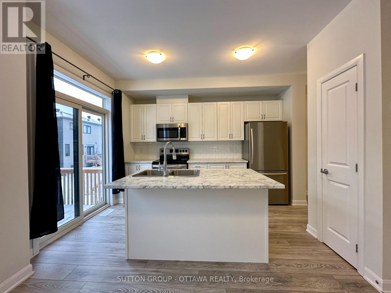 2032 Caltra Crescent, Ottawa, ON - Indoor Photo Showing Kitchen With Upgraded Kitchen