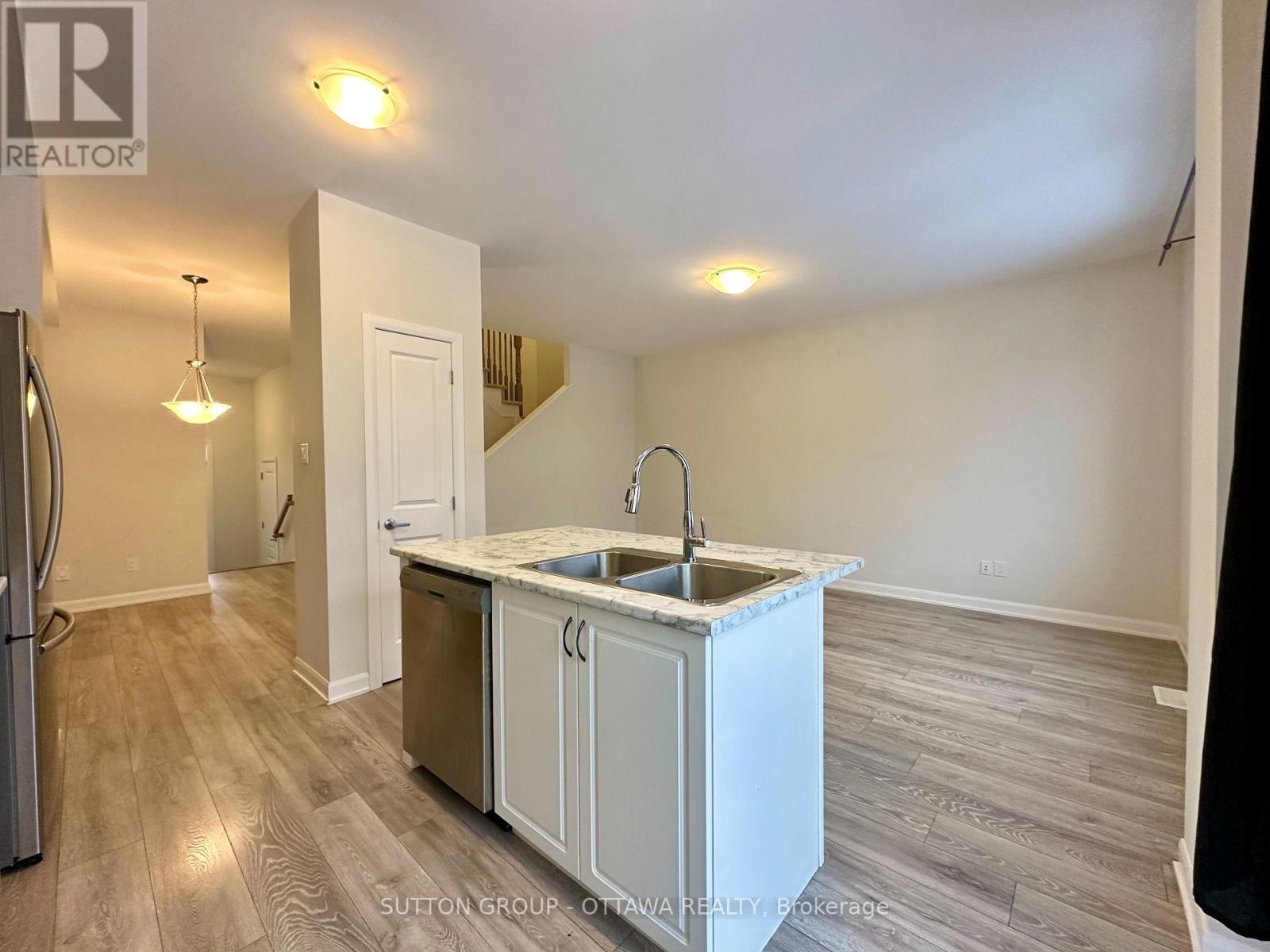 2032 Caltra Crescent, Ottawa, ON - Indoor Photo Showing Kitchen With Double Sink