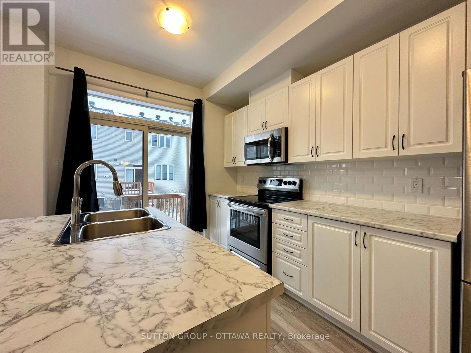 2032 Caltra Crescent, Ottawa, ON - Indoor Photo Showing Kitchen With Stainless Steel Kitchen With Double Sink With Upgraded Kitchen