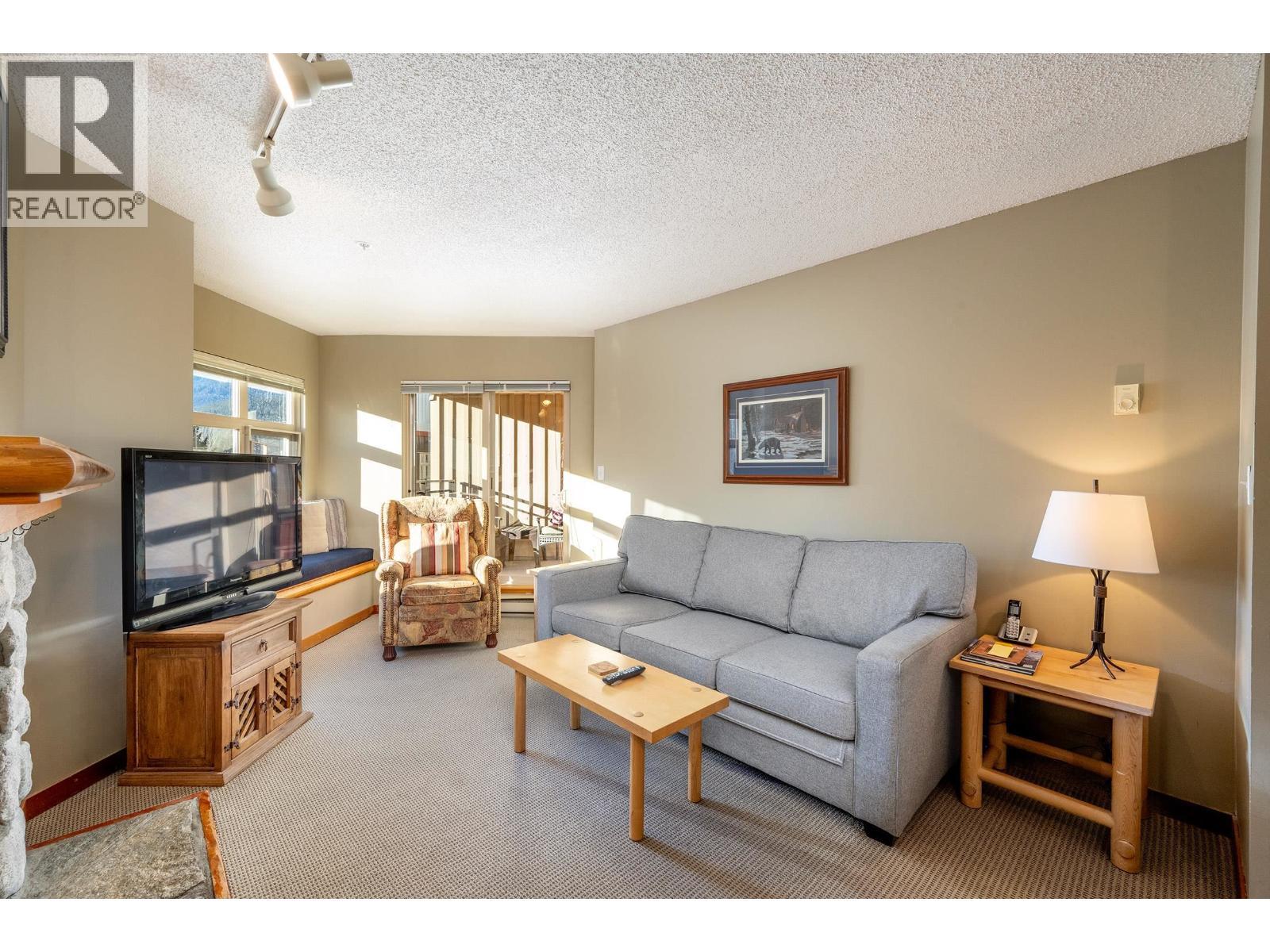 322 2050 Lake Placid Road, Whistler, BC - Indoor Photo Showing Living Room