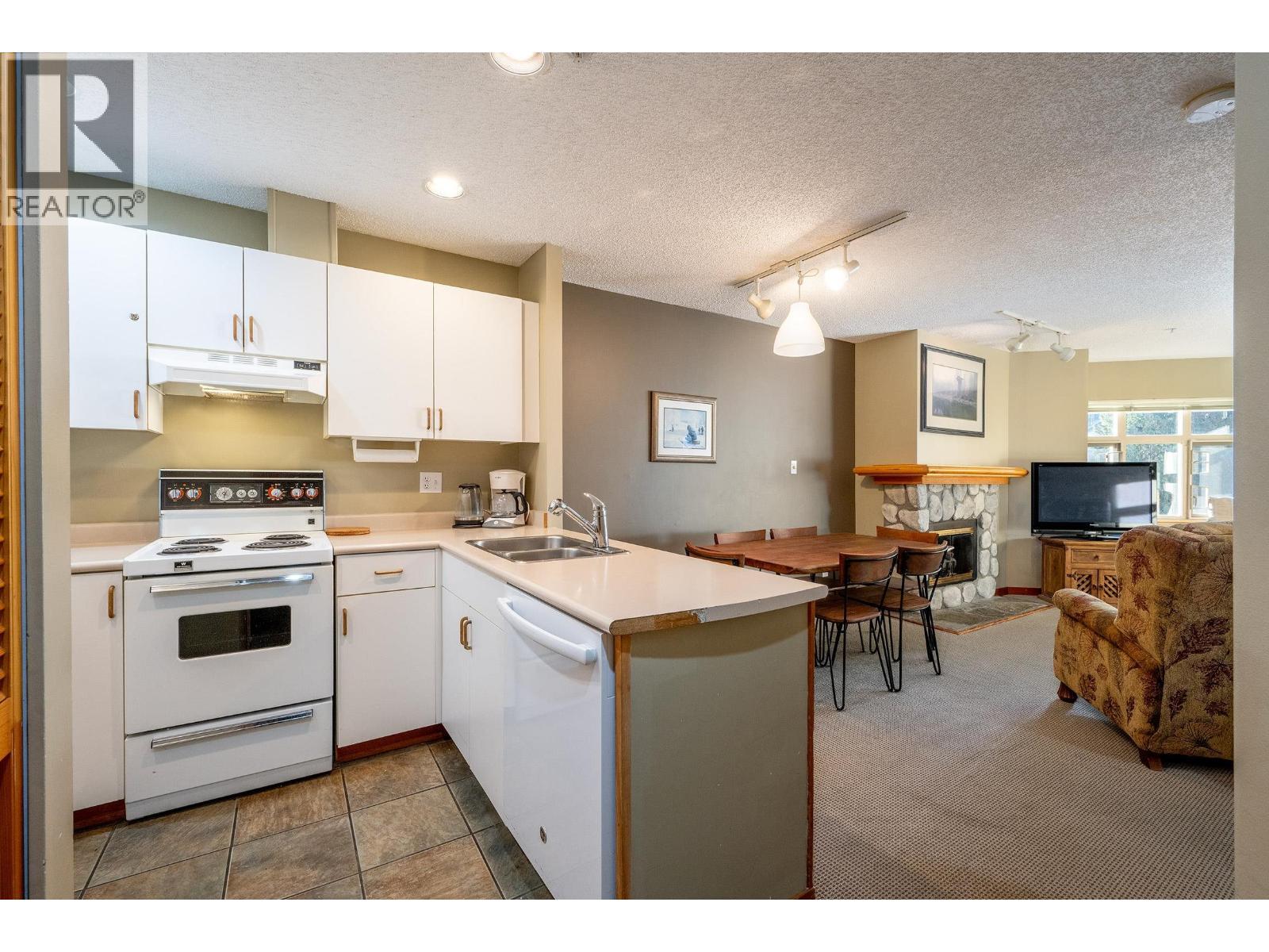 322 2050 Lake Placid Road, Whistler, BC - Indoor Photo Showing Kitchen With Double Sink