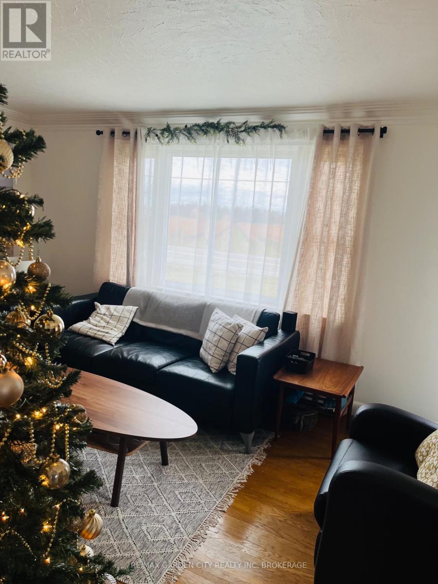 1520 Pelham Road, St. Catharines (Rural Eighth), ON - Indoor Photo Showing Living Room