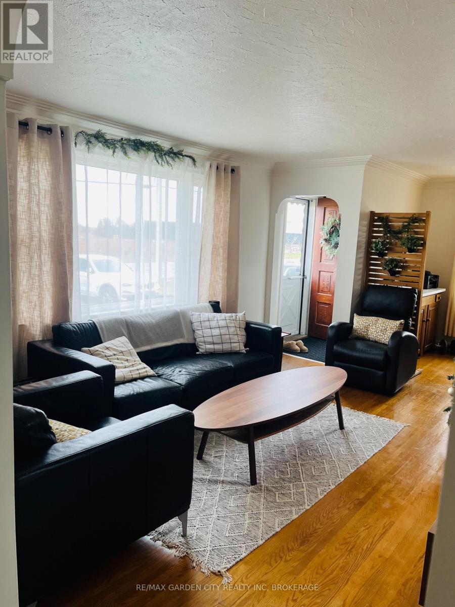 1520 Pelham Road, St. Catharines (Rural Eighth), ON - Indoor Photo Showing Living Room