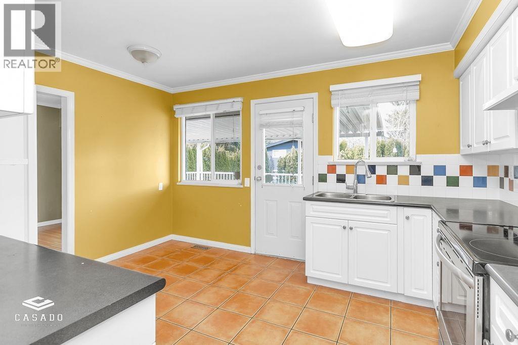 5311 9A Avenue, Delta, BC - Indoor Photo Showing Kitchen With Double Sink