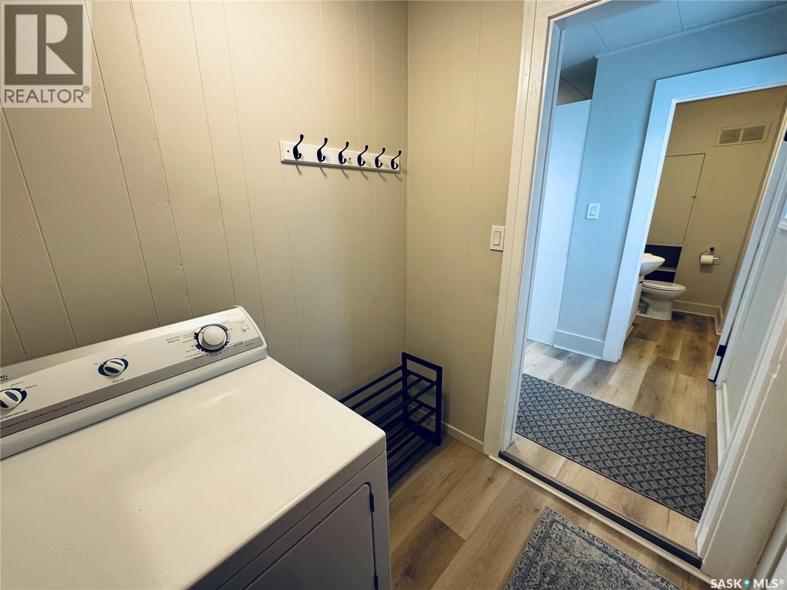 304 5Th Avenue E, Biggar, SK - Indoor Photo Showing Laundry Room