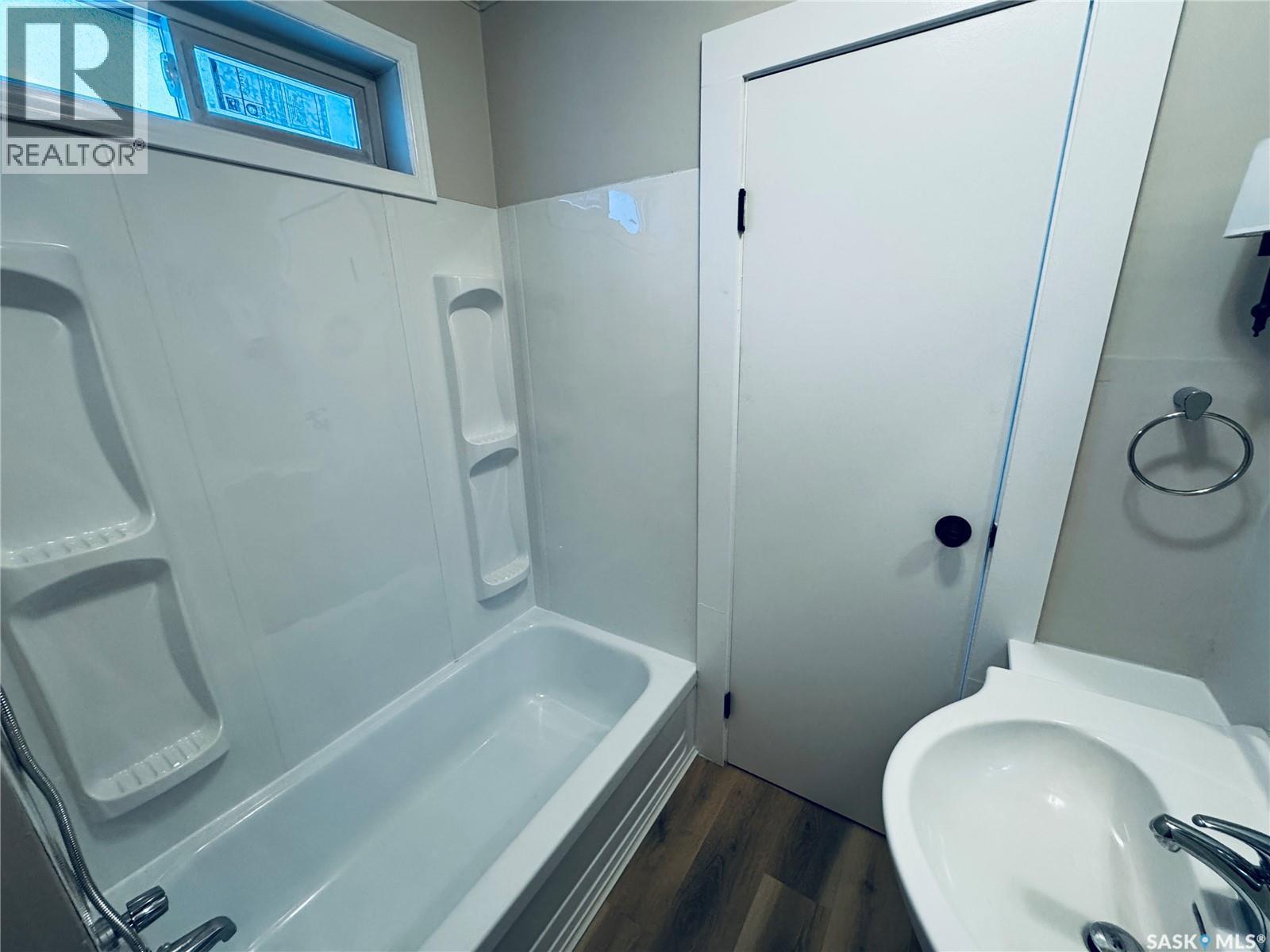 304 5Th Avenue E, Biggar, SK - Indoor Photo Showing Bathroom