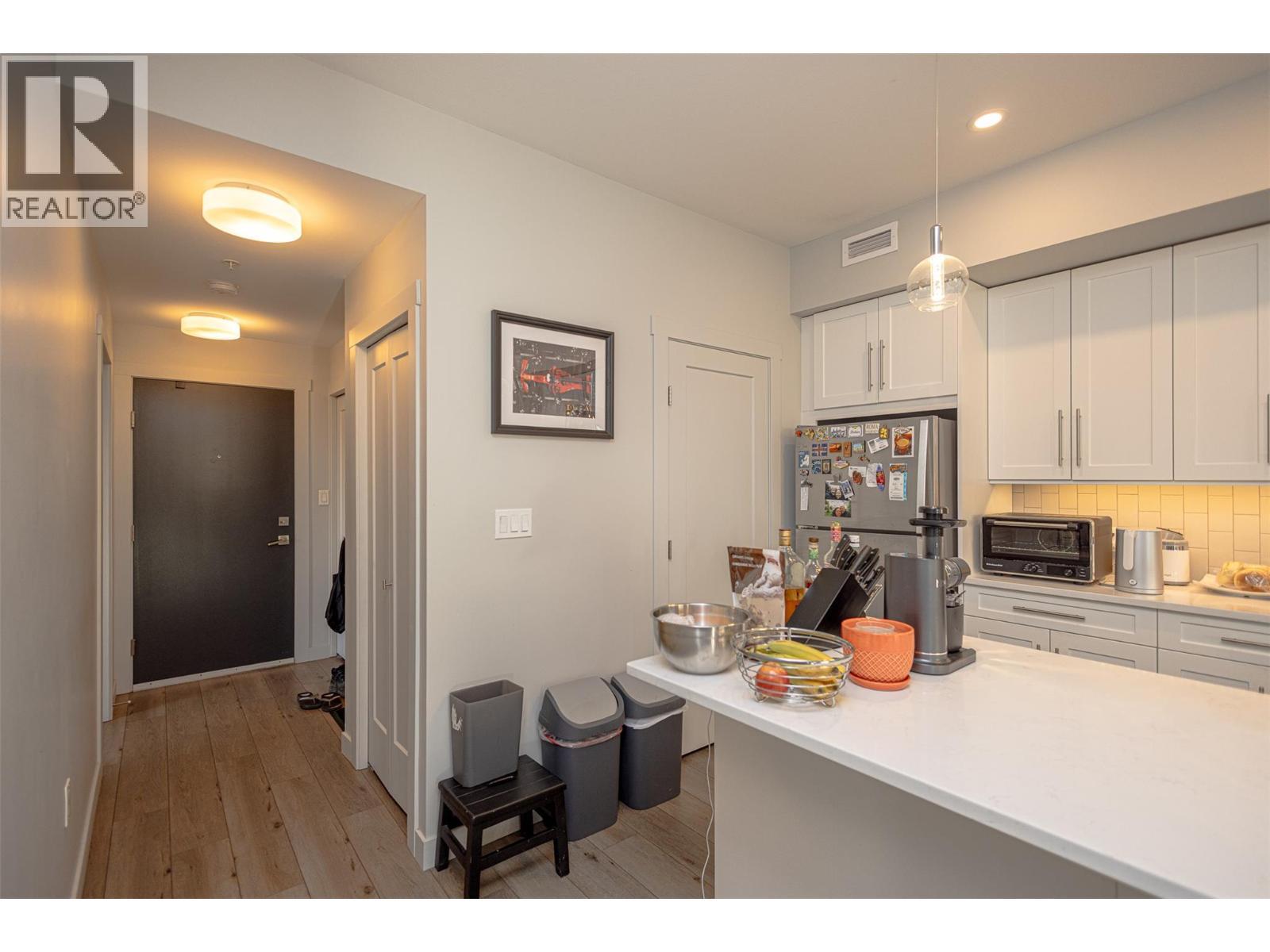3630 Mission Springs Drive Unit# 306, Kelowna, BC - Indoor Photo Showing Kitchen