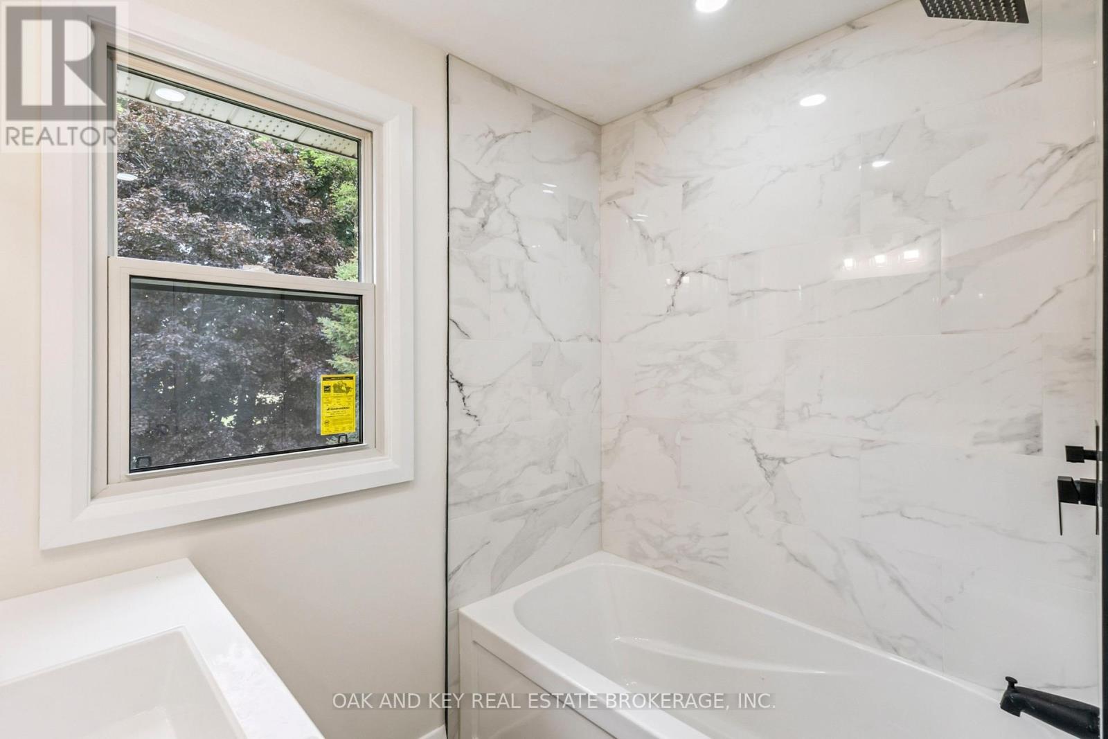 90 Jacqueline Street, London South (South I), ON - Indoor Photo Showing Bathroom