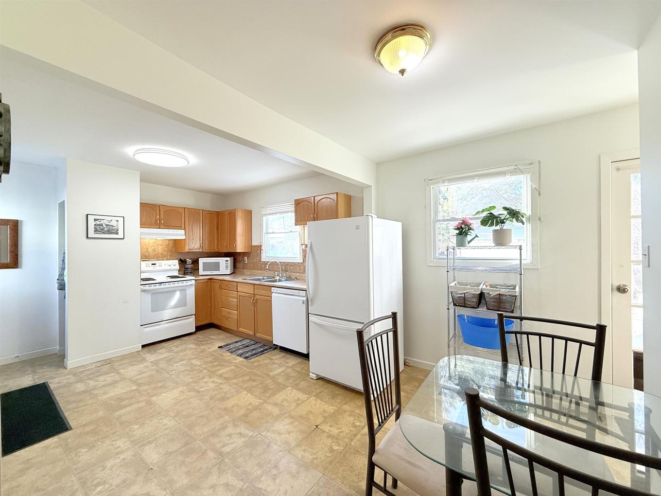172 Bruce Street, Thunder Bay, ON - Indoor Photo Showing Kitchen With Double Sink