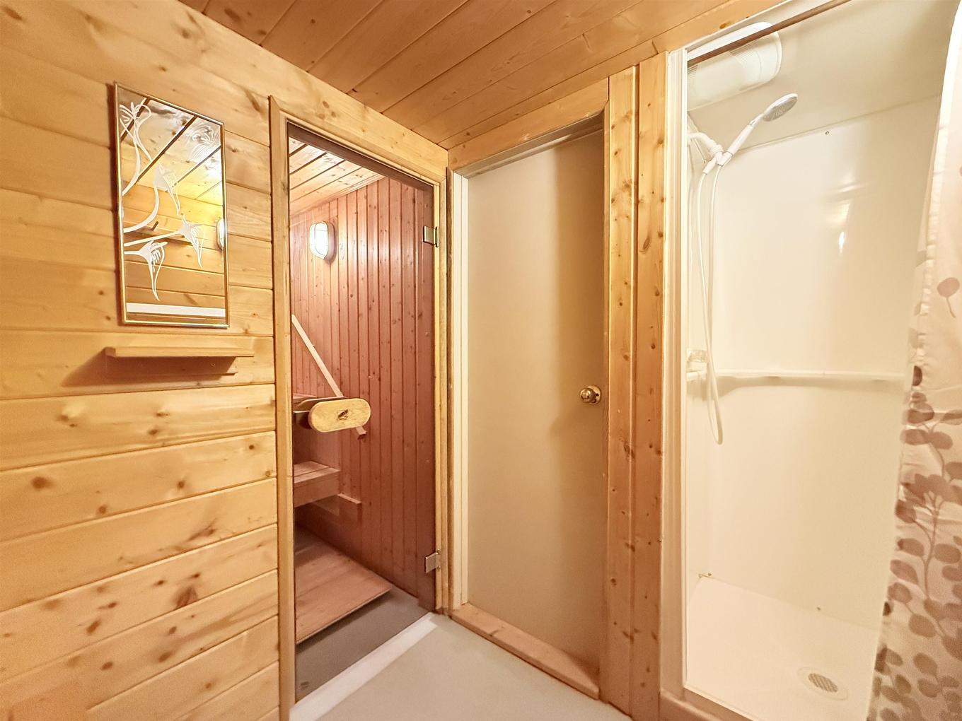 172 Bruce Street, Thunder Bay, ON - Indoor Photo Showing Other Room