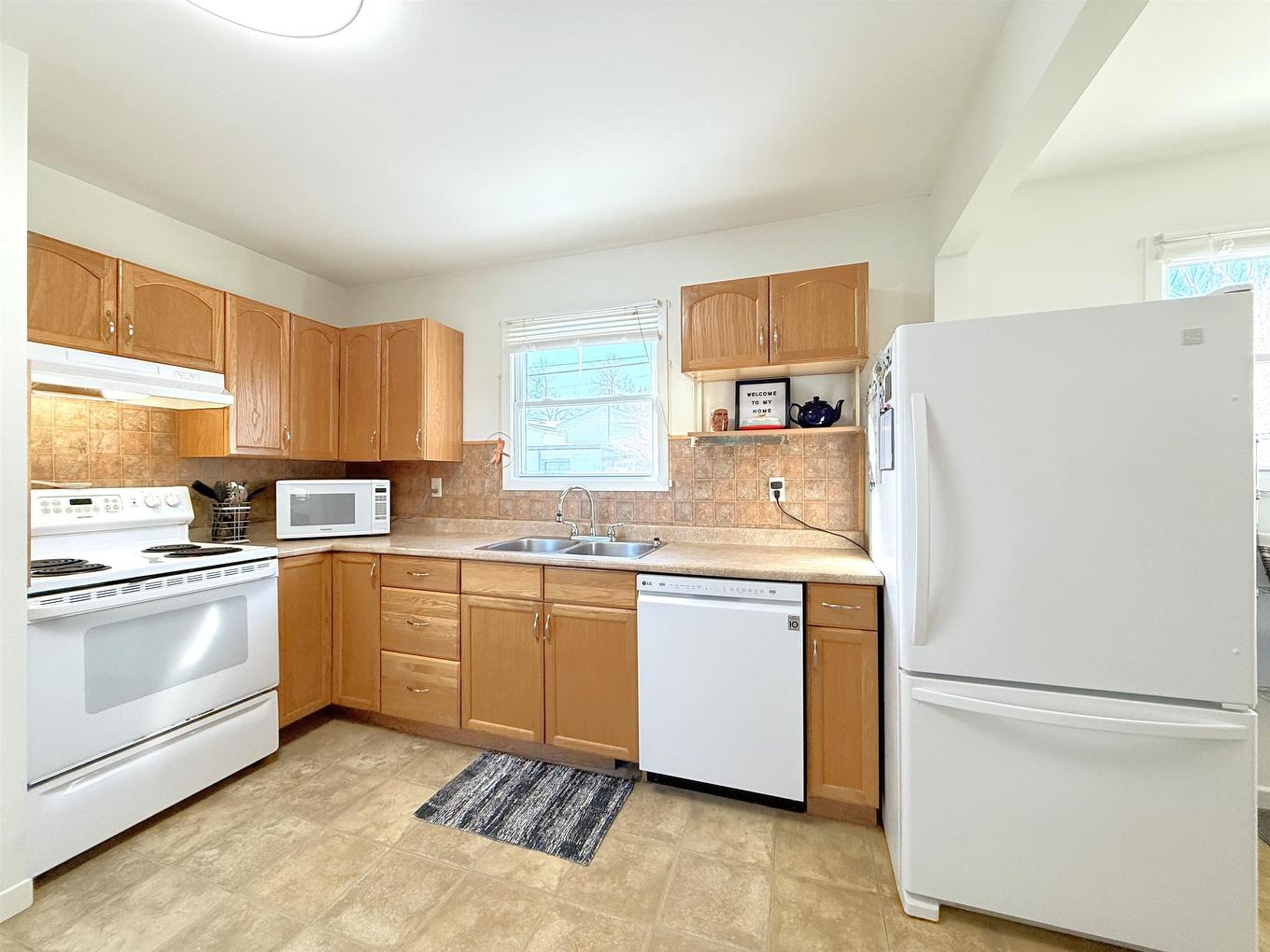 172 Bruce Street, Thunder Bay, ON - Indoor Photo Showing Kitchen With Double Sink