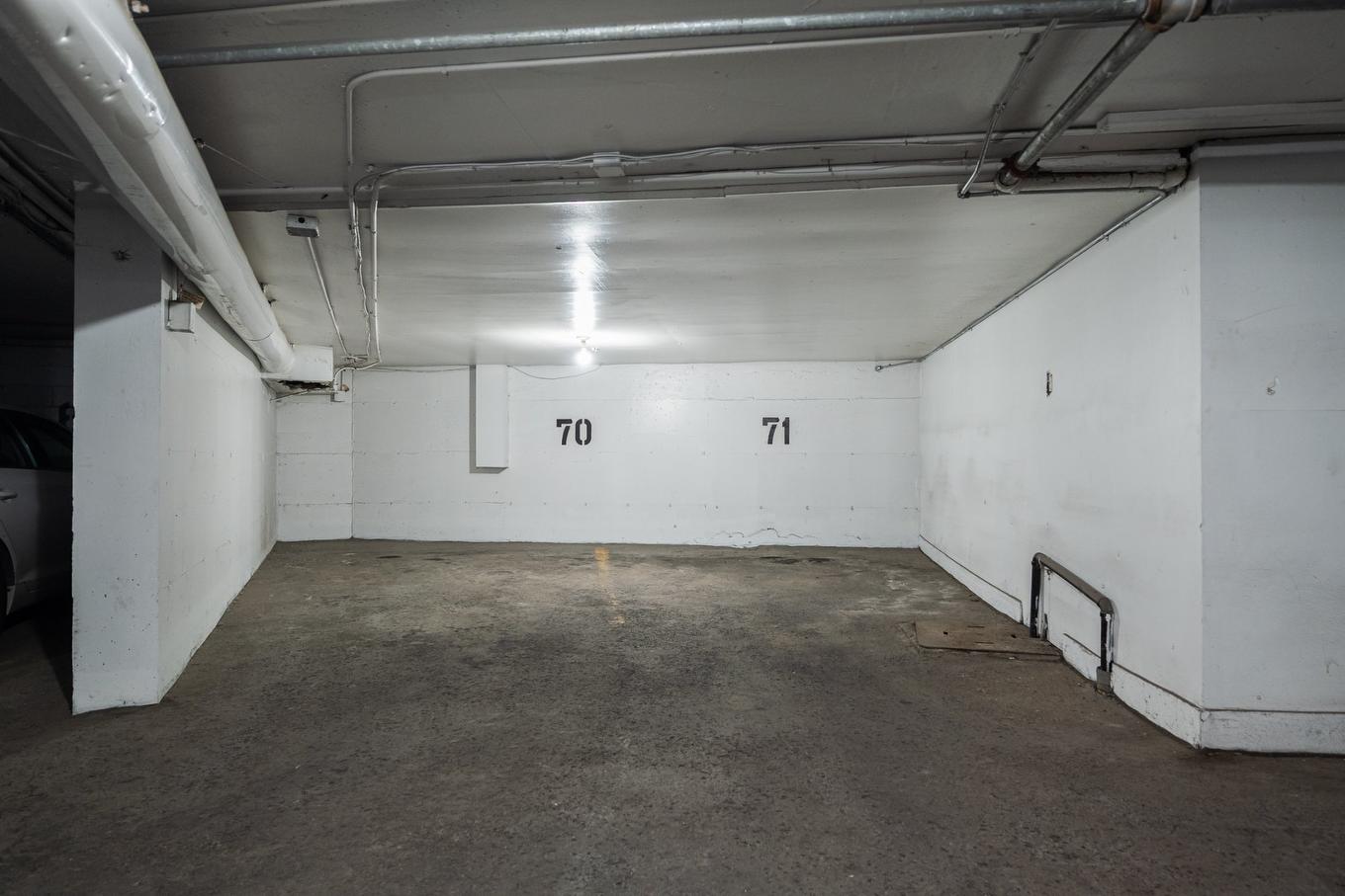 Garage - 216-2555 Av. Du Havre-Des-Îles, Laval (Chomedey), QC - Indoor Photo Showing Garage