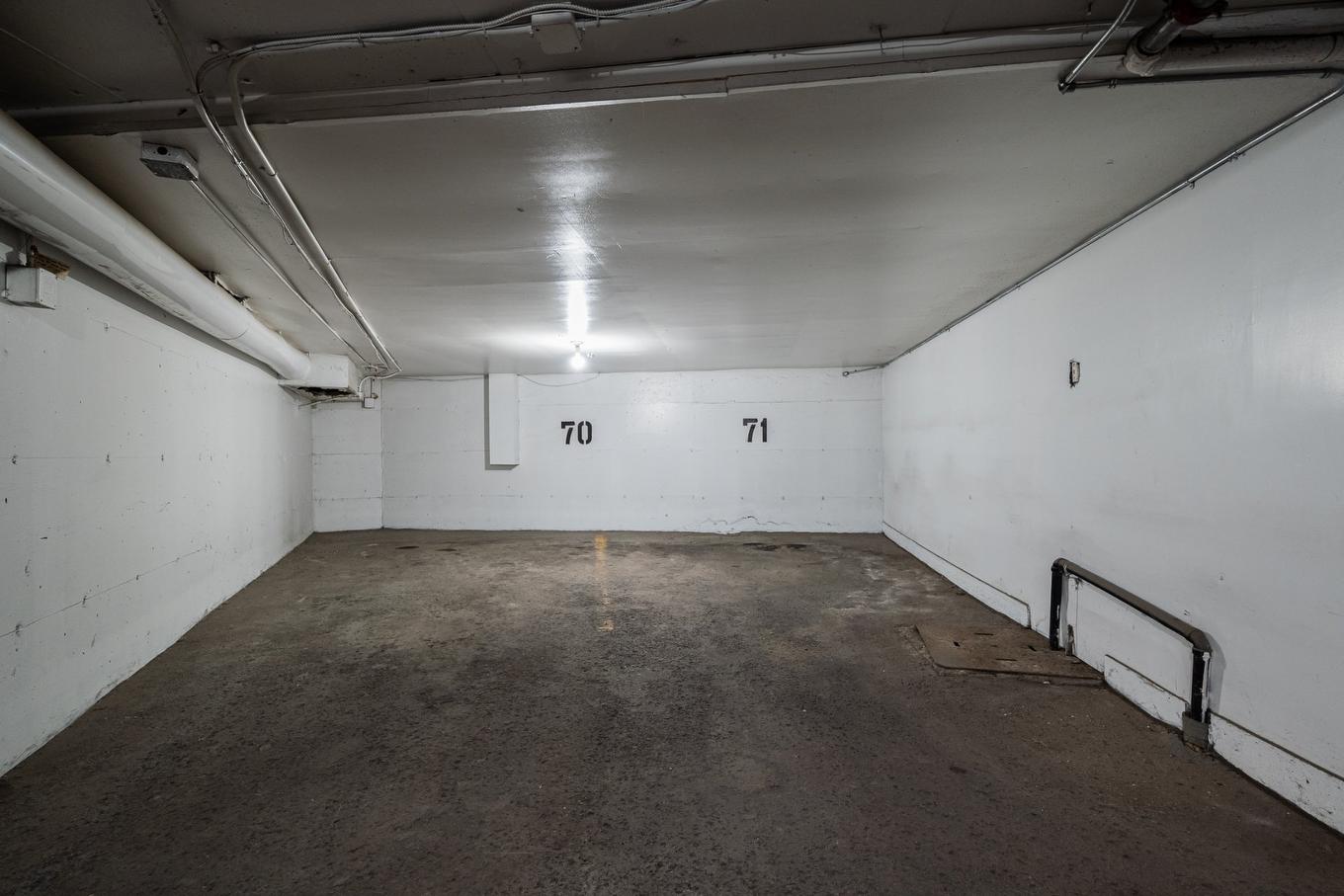 Stationnement - 216-2555 Av. Du Havre-Des-Îles, Laval (Chomedey), QC - Indoor Photo Showing Garage