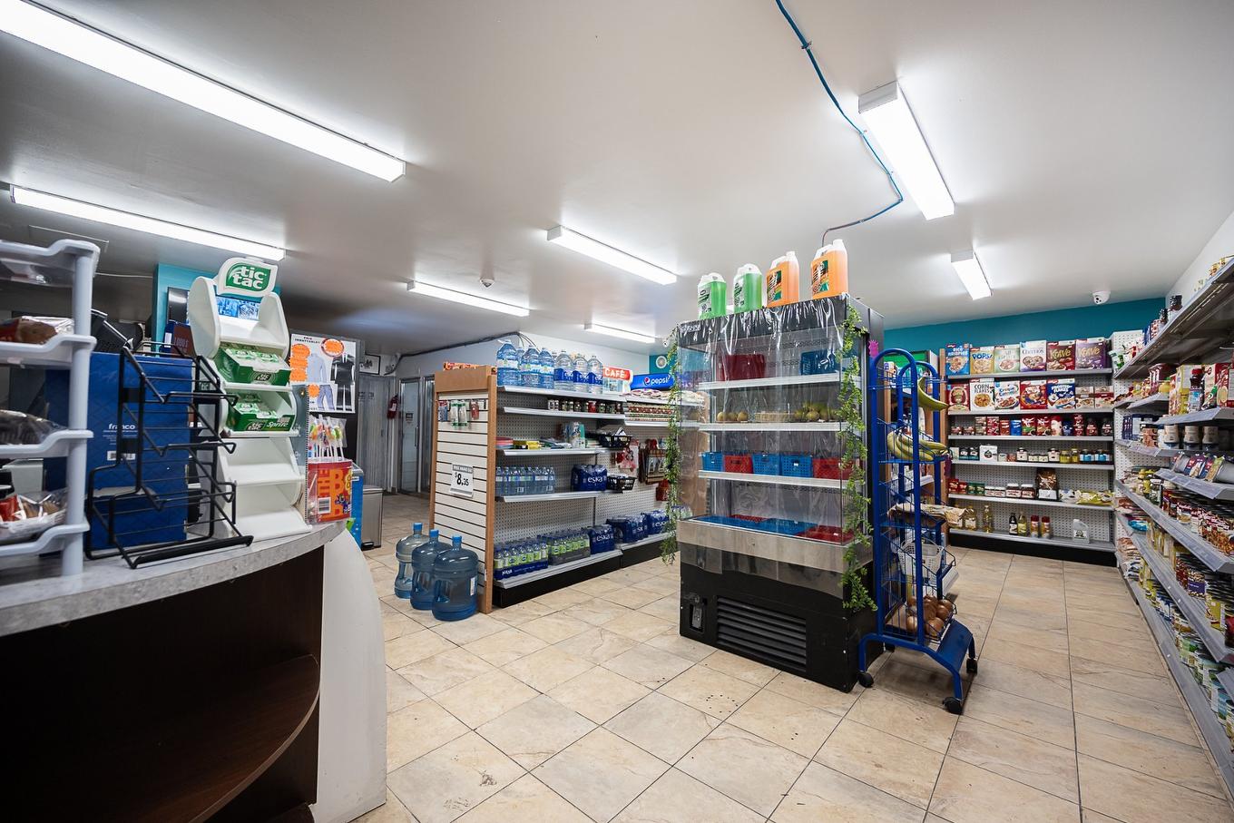 Commerce - 216-2555 Av. Du Havre-Des-Îles, Laval (Chomedey), QC - Indoor