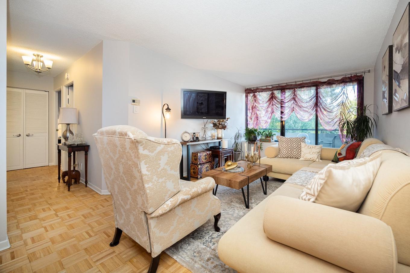 Salon - 216-2555 Av. Du Havre-Des-Îles, Laval (Chomedey), QC - Indoor Photo Showing Living Room