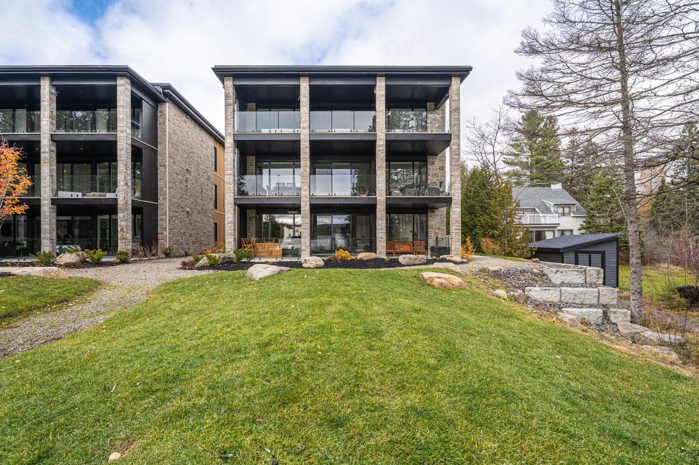 Face arrière - A-142 Ch. Du Tour-Du-Lac, Sainte-Agathe-Des-Monts, QC - Outdoor With Facade