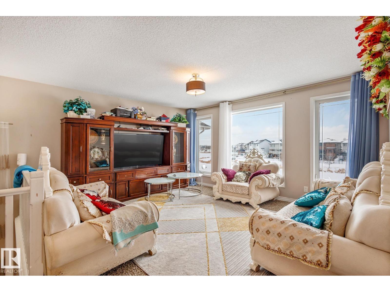 17116 121 St Nw, Edmonton, AB - Indoor Photo Showing Living Room