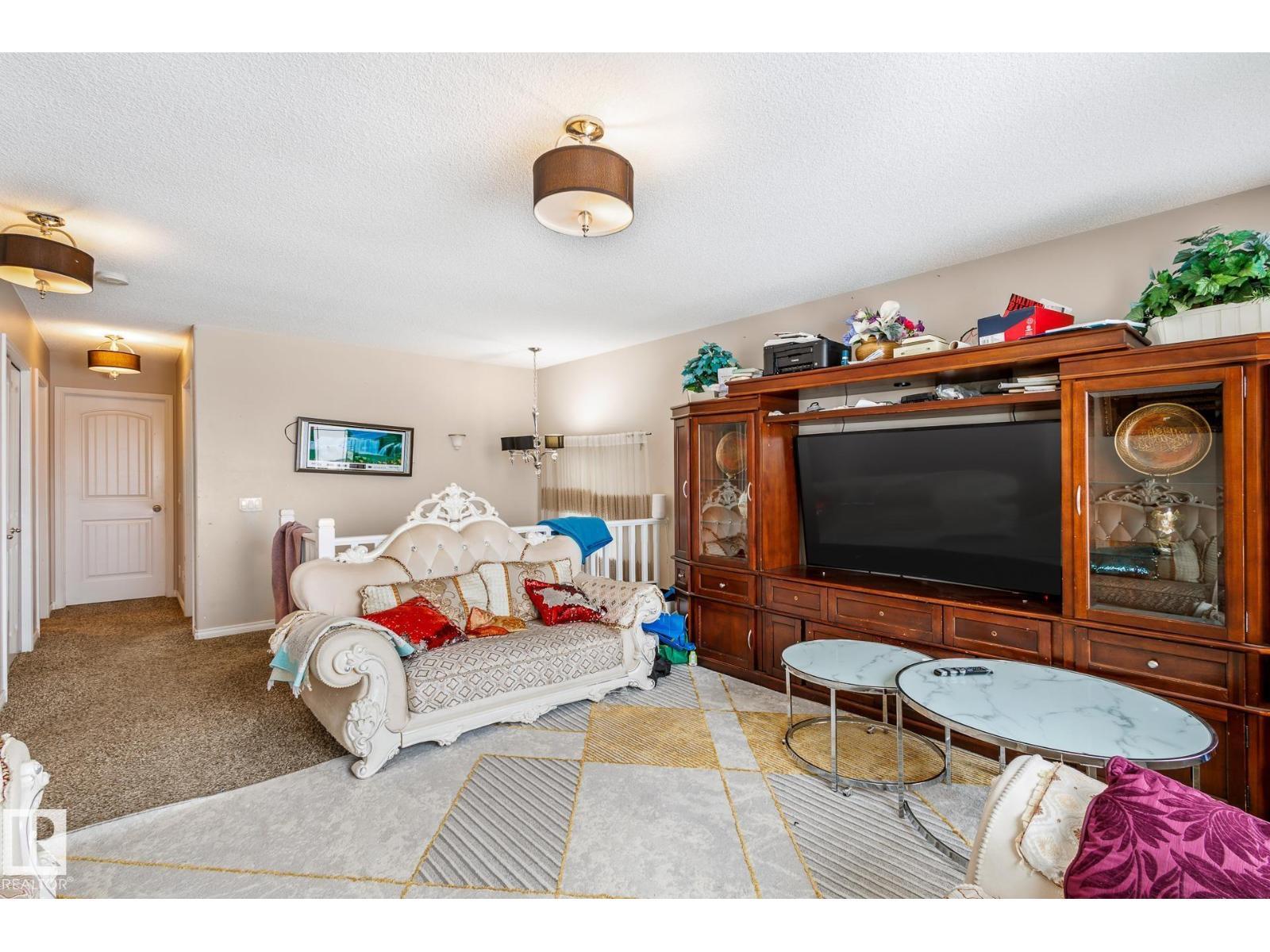 17116 121 St Nw, Edmonton, AB - Indoor Photo Showing Living Room
