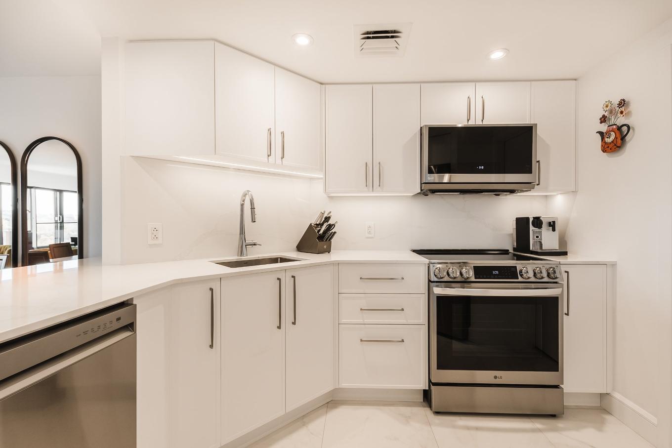 Kitchen - 906-80 Rue Berlioz, Montréal (Verdun/Île-Des-Soeurs), QC - Indoor Photo Showing Kitchen With Upgraded Kitchen