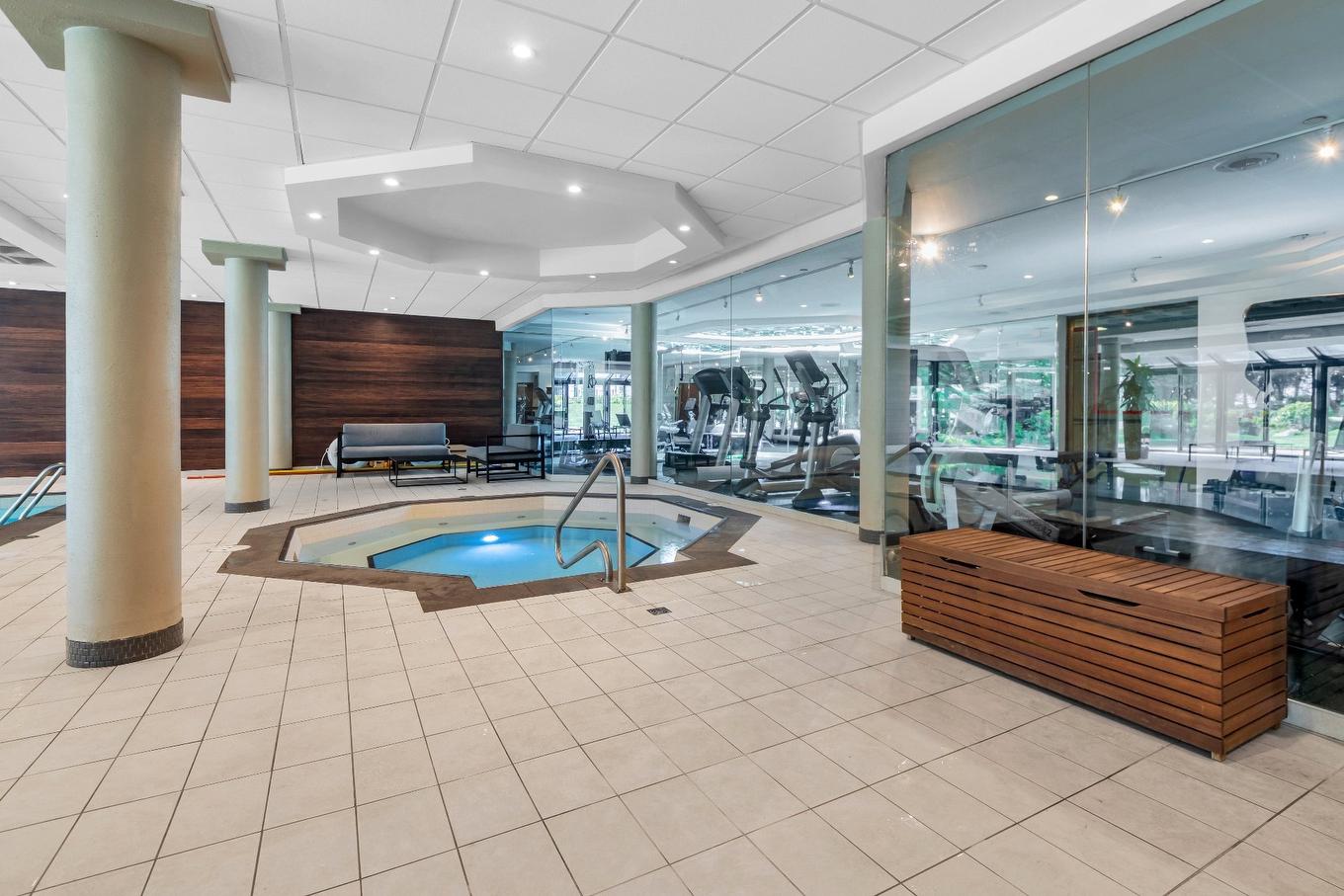 Hot tub - 906-80 Rue Berlioz, Montréal (Verdun/Île-Des-Soeurs), QC - Indoor Photo Showing Other Room With In Ground Pool