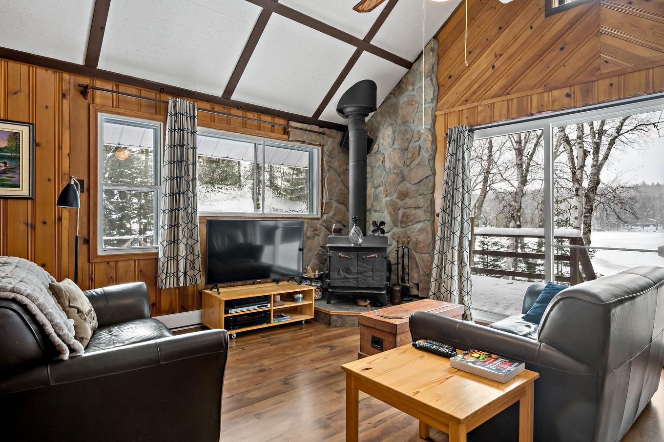 Living room - 894 Ch. Du Lac-Chaud, La Macaza, QC - Indoor Photo Showing Living Room