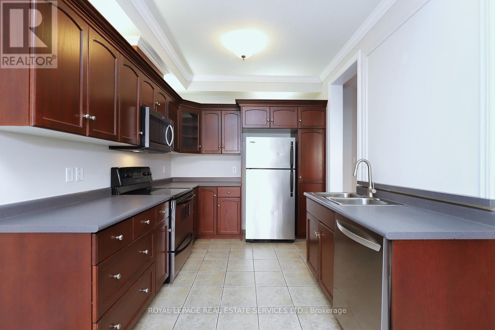 5229 Autumn Harvest Way, Burlington, ON - Indoor Photo Showing Kitchen With Double Sink