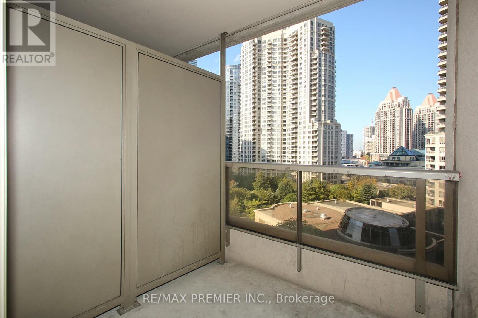 1002 - 3880 Duke Of York Boulevard, Mississauga, ON - Outdoor