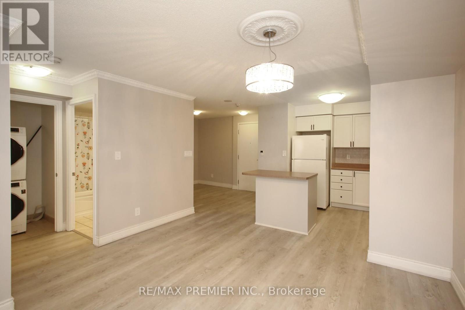 1002 - 3880 Duke Of York Boulevard, Mississauga, ON - Indoor Photo Showing Kitchen