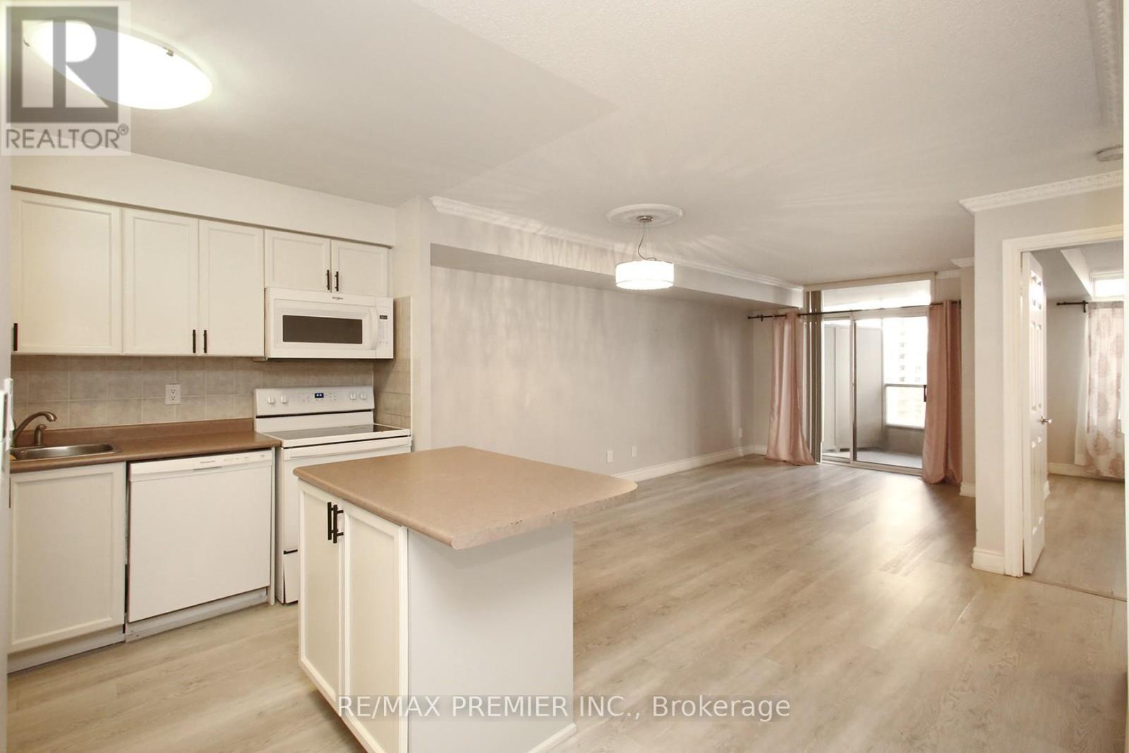 1002 - 3880 Duke Of York Boulevard, Mississauga, ON - Indoor Photo Showing Kitchen