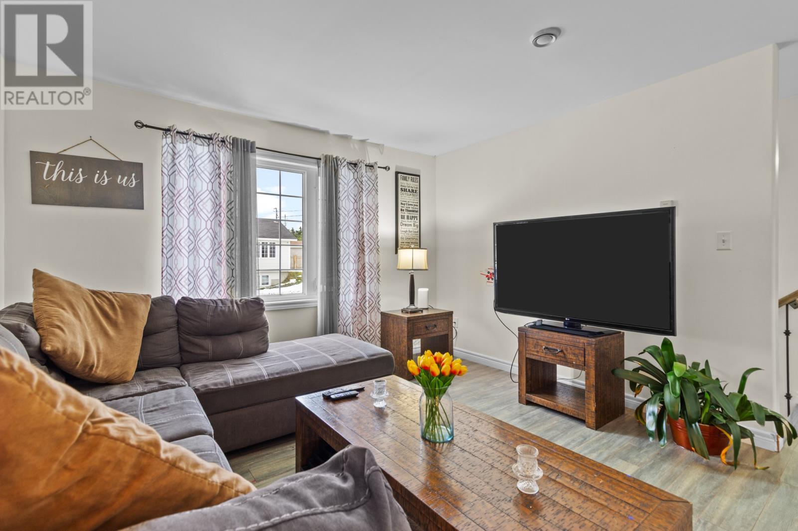 2 Sabre Street, St. John'S, NL - Indoor Photo Showing Living Room